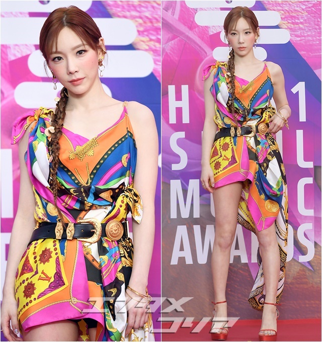 Tae-yeon Rocks Versace on Red Carpet for Annual Music Awards