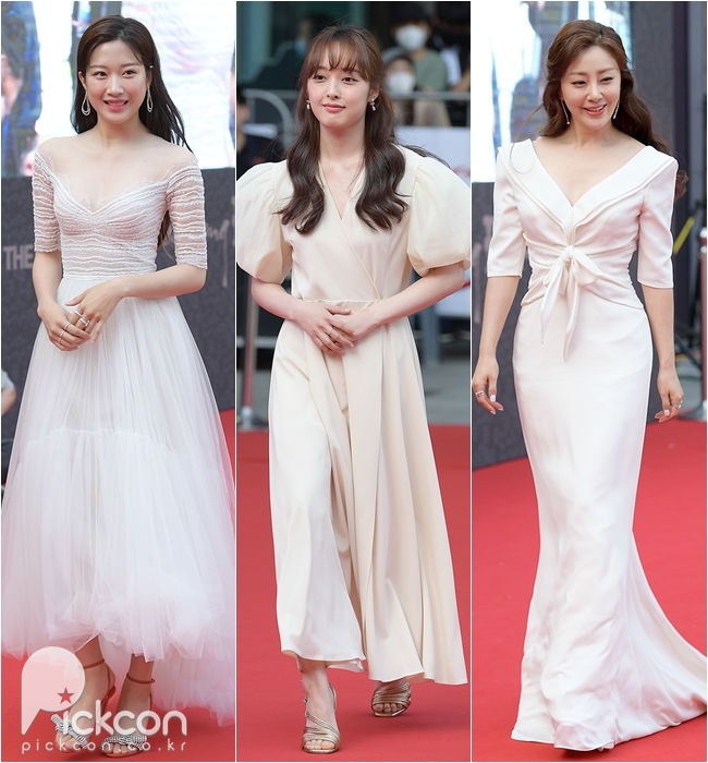 From left, Moon Ga-young, Kim Bo-ra and Oh Na-ra 