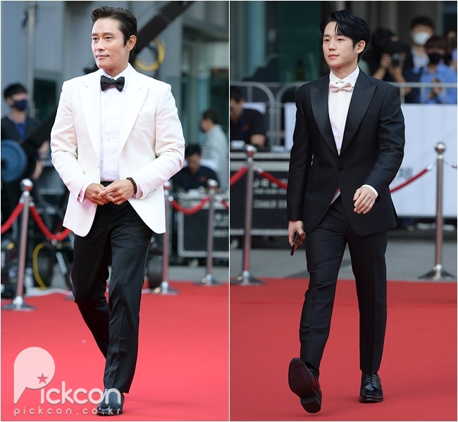 Lee Byung-hun, Jung Hae-in Hit Red Carpet in Contrasting Tuxes