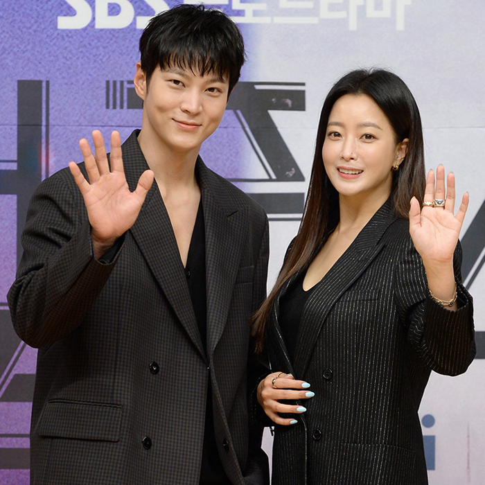 Kim Hee-sun, Ju Won Make a Chic Statement in Black to Promote Their New Sci-Fi Drama