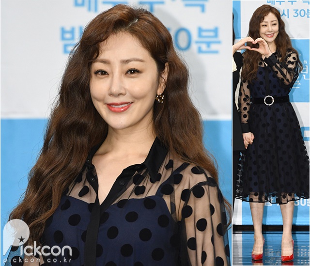 Actress Oh Na-ra Accentuates Her Glamor in Contrasting Colors