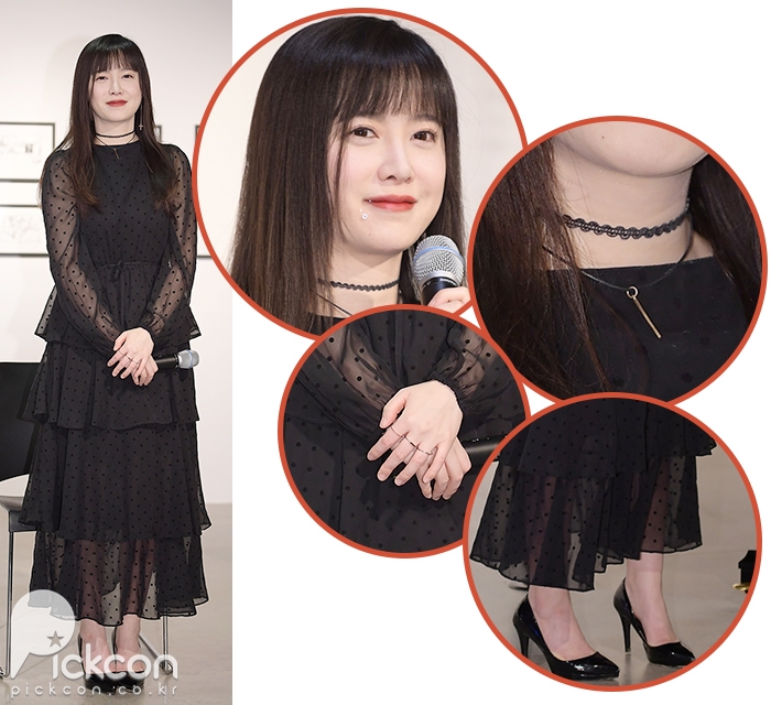 Actress Ku Hye-sun Looks Chic at Her Art Exhibition