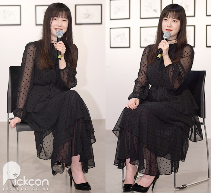 Actress Ku Hye-sun Looks Chic at Her Art Exhibition