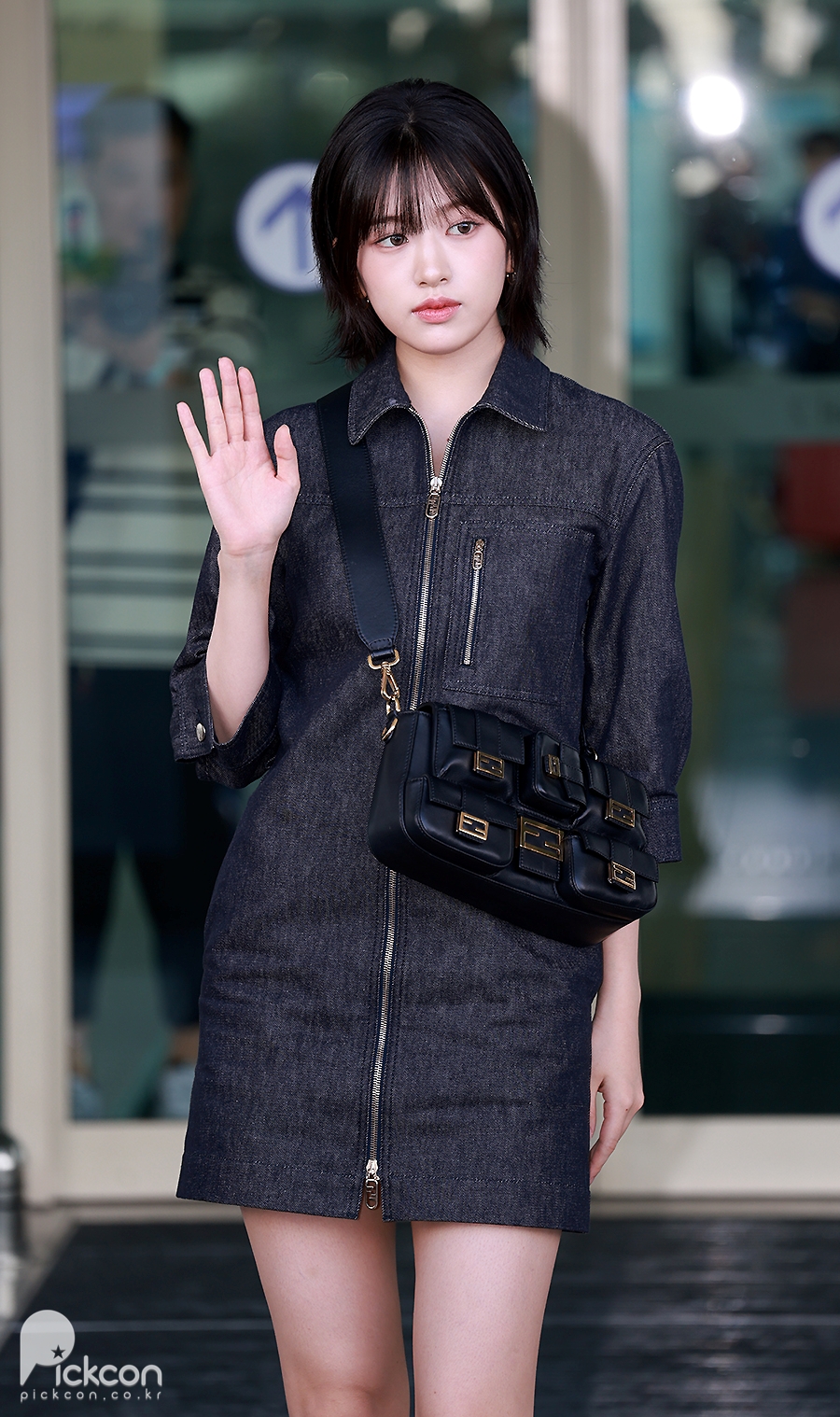 On the morning of the 18th, IVE's An Yujin departed for Milan via Incheon International Airport to attend the FENDI SS24 women's collection show.