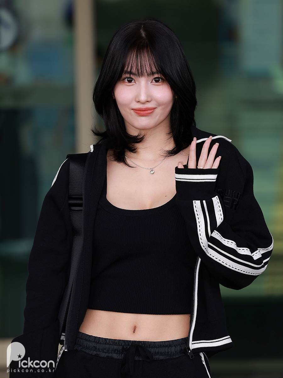 On the morning of the 18th, TWICE’s Momo departed for Milan, Italy via Incheon International Airport to attend Milan Fashion Week.