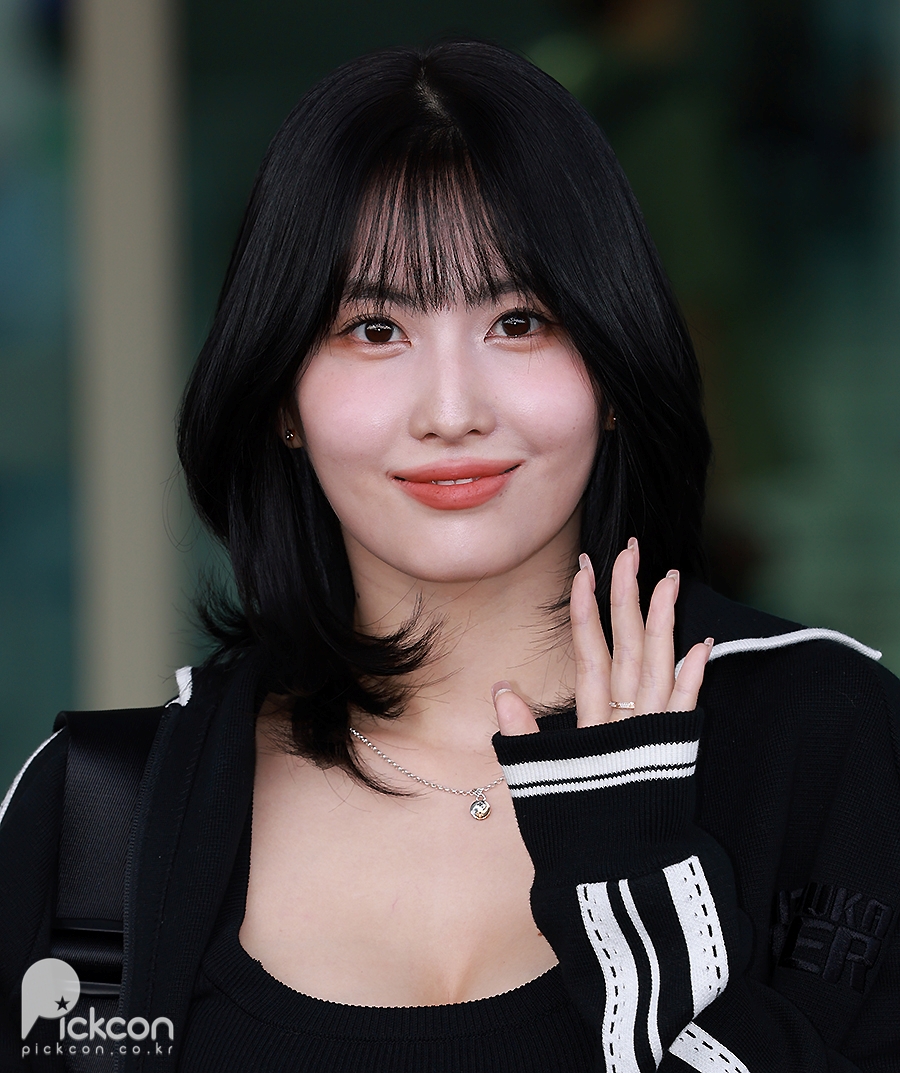 On the morning of the 18th, TWICE’s Momo departed for Milan, Italy via Incheon International Airport to attend Milan Fashion Week.