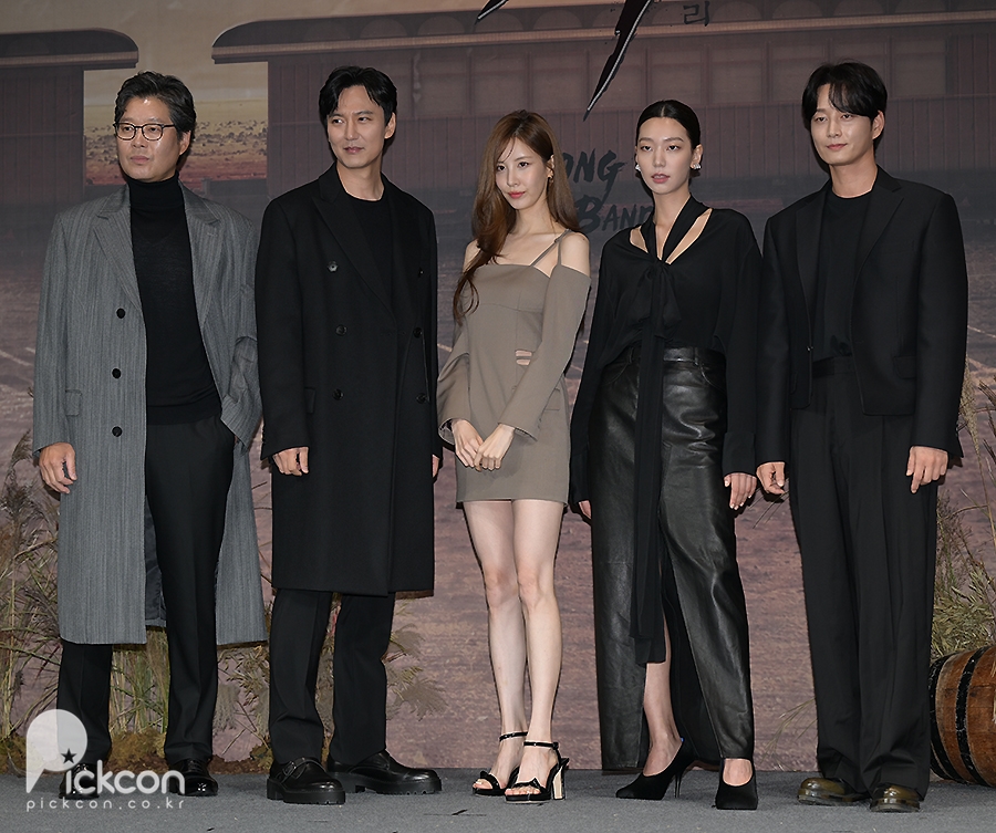 Kim Nam-gil (left) and Seo-hyun pose at a press event for their new Netflix series in Seoul on Tuesday.