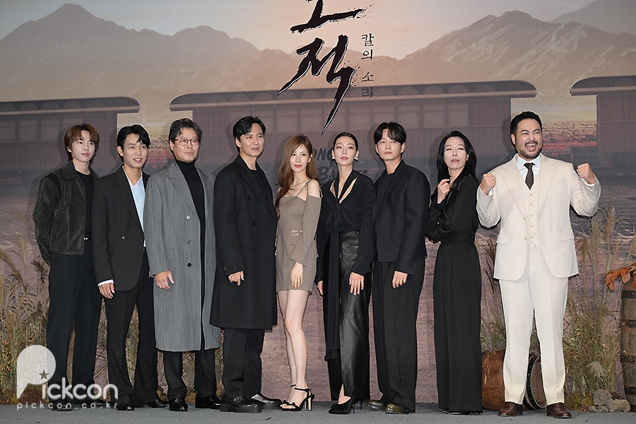 Kim Nam-gil (left) and Seo-hyun pose at a press event for their new Netflix series in Seoul on Tuesday.