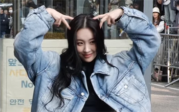 Singer Sun-mi Poses for Cameras Before Music Program