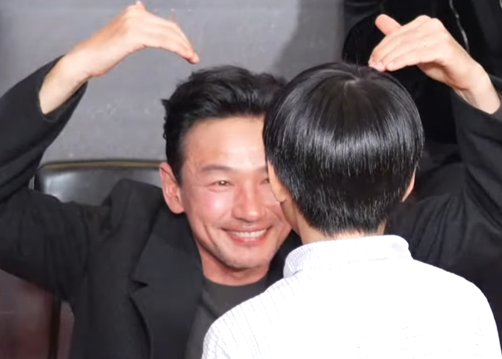 Hwang Jung-min Engages with Young Fan